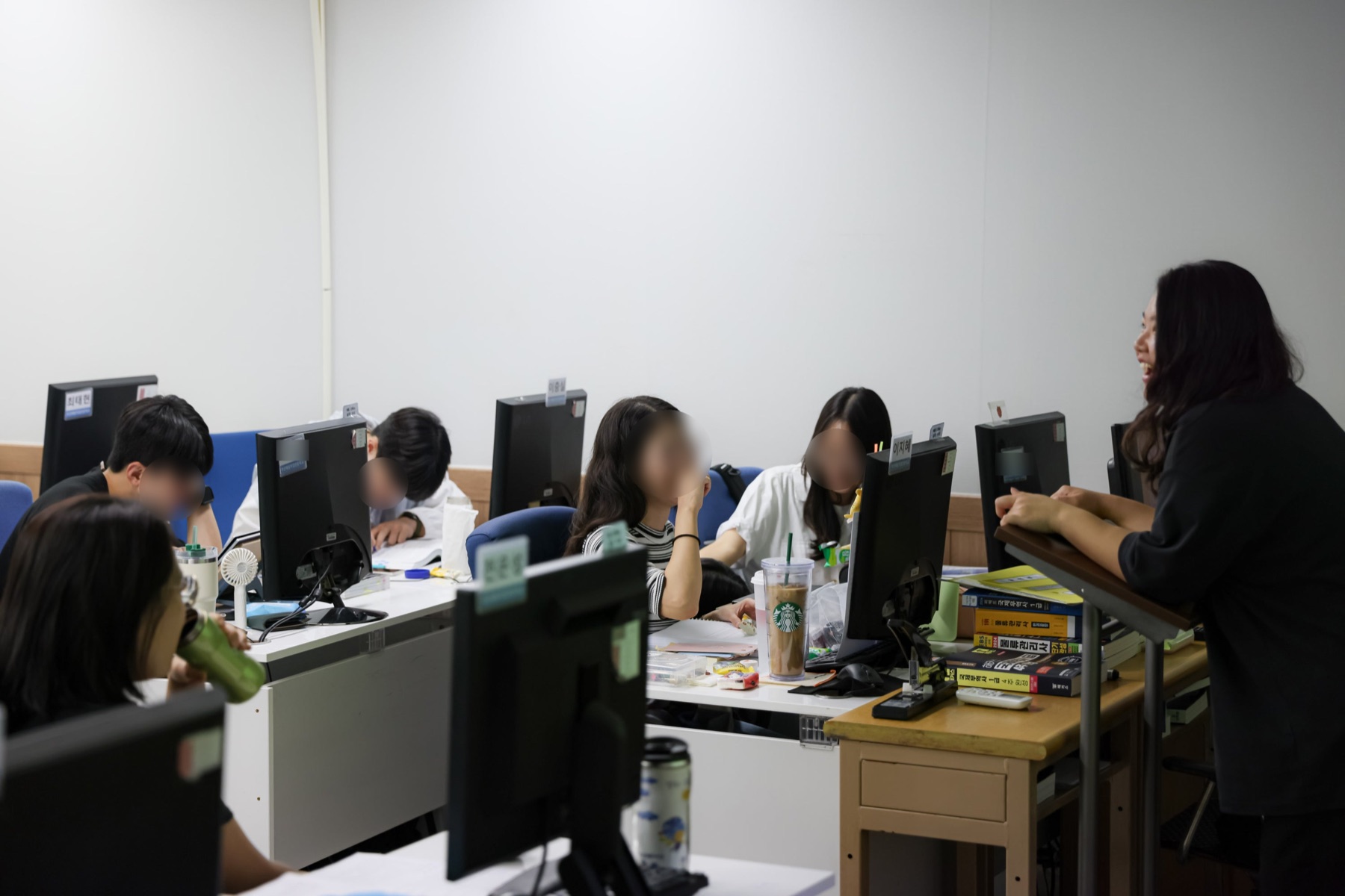 부산예일직업전문학교 강의실에서 훈련생들이 대화하며 수업에 참여하는 모습